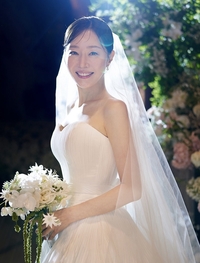 ‘돌싱’ 엄지원이 공개하는 우아한 웨딩드레스 자태