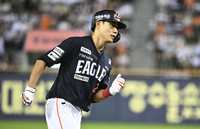 [포토] 심우준, 9회 더위 날리는 솔로포