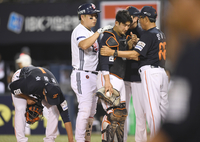 [포토] 배트 맞은 최재훈에 사과하는 양의지