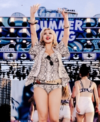 씨엘, ‘흠뻑쇼’서 뱀피 점프수트로 여름밤 압도