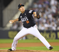 [포토] 역투하는 박상원 ‘승리를 지켜라’