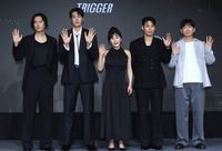 [포토]‘트리거’ 제작발표회, 손인사 건네는 주연 배우들