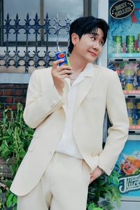 영탁, 드디어 오늘 컴백…트로트에 EDM 더했다