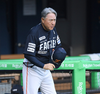[포토] 상대 코칭스태프에 인사하는 김경문 감독