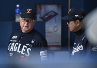 [포토] 양상문 코치와 이야기 나누는 김경문 감독