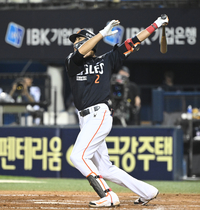 [포토] 심우준, 9회 1점 더 달아나는 솔로포