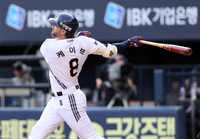 [포토]선제 2점 홈런 넘기는 두산 케이브