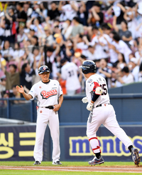 [포토]케이브에 이어 백투백 홈런 넘긴 양의지