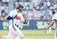 [포토]두산 케이브, 한화 황준서 상대 선제 투런 홈런