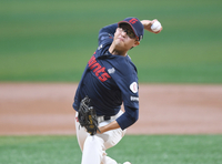 [포토] 박세웅 ‘승리를 향한 힘찬 투구’