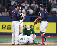 [포토] 이주형 사구에 사과하는 박세웅