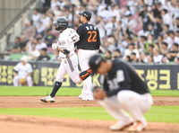 [포토]두산 박준서, 한화 황준서 주저앉힌 결정적 세 번째 홈런