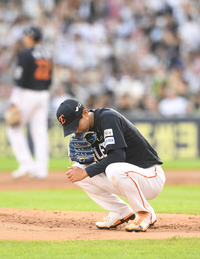 [포토]한화 황준서, 1회말 홈런 3방 맞고 주저앉았다!