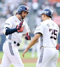 [포토]첫 타석부터 투런 홈런 넘긴 두산 케이브