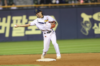 아찔했던 이유찬 ‘실책’→“실책 다음이 중요” 조성환 대행이 그 안에서 발견한 ‘팀플레이’ [SS잠실in]