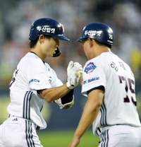 [포토]2점 홈런 넘긴 두산 이유찬
