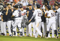 [포토]5이닝 무실점 선발승 두산 김민석, 승리의 하이파이브