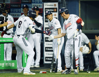 [포토]홈런의 기쁨을 나누는 두산 케이브와 양의지