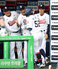 [포토]홈런 3방으로 초반 승기를 잡은 두산 조성환 감독대행