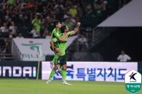 도저히 끝나지 않는 전북의 질주, 강원 2-0 잡고 19경기 무패 행진 ‘완벽 독주’…최단기간 20만 관중 돌파로 자축[현장리뷰]