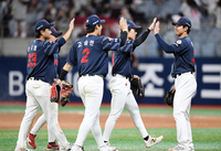 [포토]연승 하이파이브 나누는 롯데