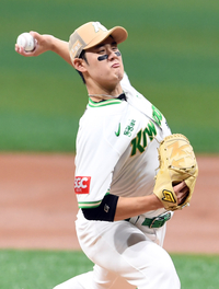 [포토]롯데 타선 상대하는 키움 정현우