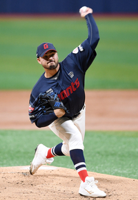 [포토]힘차게 공 뿌리는 롯데 감보아