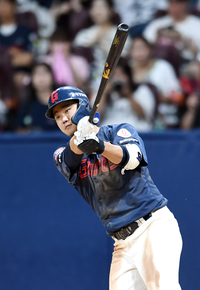 [포토]3안타 경기 만드는 롯데 손호영