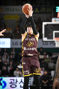 ‘불꽃슈터’ 전성현, 3년 만에 안양 정관장 복귀…LG는 배병준-나성호 받았다