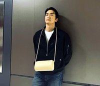 ‘현실 남친 대기 짤?’ 송승헌, 여성백 맨 채 멍하니…“기다림의 끝에서 눈물만”