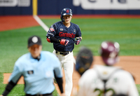 [포토]선제 솔로 홈런에 홈으로 향하는 롯데 고승민