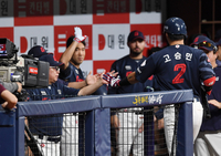 [포토]고승민의 홈런을 축하하는 롯데 김태형 감독