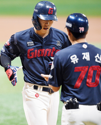 [포토]롯데 고승민, 키움 선발 정현우 상대 선제 솔로 홈런