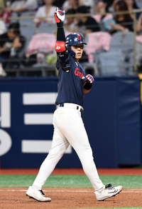 [포토]적시타로 1타점 추가하는 롯데 고승민