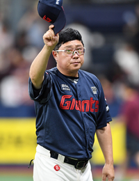 [포토]팬들에게 인사하는 롯데 김태형 감독