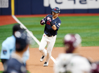 [포토]솔로 홈런으로 기선제압한 롯데 고승민