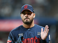 [포토]롯데 감보아, 7이닝 무실점 호투에 자축의 박수