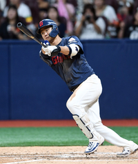 [포토]롯데 손호영, 키움 이준우 상대 안타