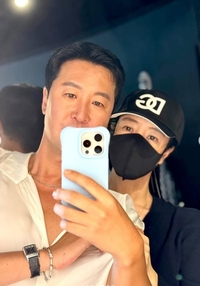 김혜수, 짧은 치마에 다리 밀착 투샷…‘with OJ♥’는 누구?