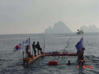 ‘울릉도-독도 수영종단 21주년’, 독도 정상에 태극기 휘날리다!