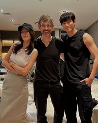 전지현X강동원, 나란히 포착…레전드 비주얼 조합