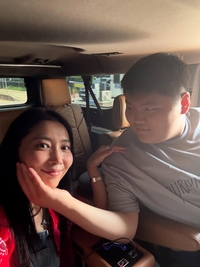 배우 오윤아, 아들과 놀이공원 데이트…“나의 힐링요정”