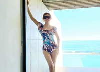 김완선, 나이 잊은 아름다움…휴양지서 뽐낸 환상적 수영복 자태