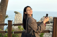 설현, 제주 바다를 닮은 청량 비주얼…신은수와 훈훈한 우정 과시