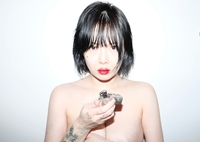 가수 현아, 파격 노출 사진 공개…의도는 무엇일까?