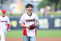 KIA 2군 투수, 시구자로 깜짝 등판…알고보니 교촌치킨 운남 점주