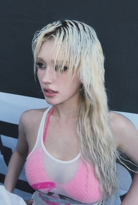 ‘불륜 앵무새’ 전소미, 엑스트라→워터밤→월드무대…올여름 접수완료