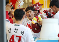 ‘화끈한 홈런 쇼+불펜 호투’ SSG, 키움 9-3 격파! 이숭용 감독 “이지영-전영준, 팀 승리 이끌었다” [SS문학in]