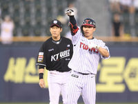 [포토] 3회 다시 득점기회 만드는 문성주