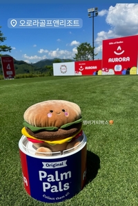 티마커로 변신한 햄버거인형에 웃음꽃 활짝, KLPGA투어 ‘오로라월드 레이디스 챔피언십’ 31일 티샷